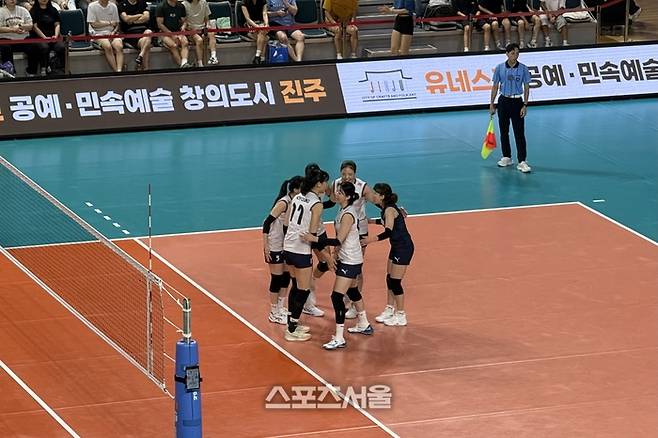 한국 여자배구대표팀이 12일 진주체육관에서 열린 코리아 인비테이셔널 아르헨티나전에서 파이팅을 외치고 있다. 진주 | 정다워 기자