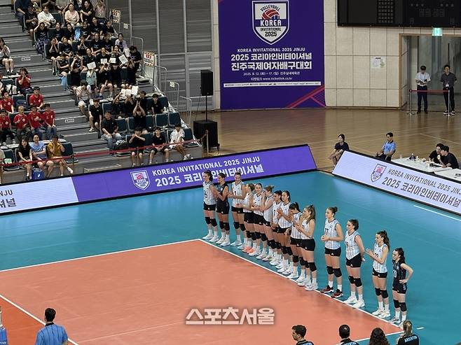 아르헨티나 선수들이 12일 진주체육관에서 열린 코리아 인비테이셔널 한국과의 경기를 앞두고 박수 치고 있다. 진주 | 정다워 기자