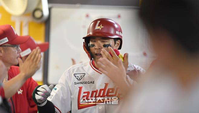 SSG 한유섬이 8일 인천 SSG랜더스필드에서 열린 2025 KBO리그 KT와 경기 6회말 무사1루 우중월 홈런을 날린 후 동료들의 축하를 받고 있다. 문학 | 최승섭 기자 thunder@sportsseoul.com