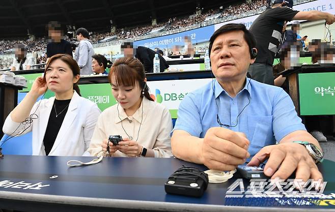 장미란 문체부 제2차관, 김예지 국회의원, 허구연 KBO 총재가 12일 삼성과 두산의 경기가 열리는 잠실야구장을 찾아 '시각 장애인 현장 관람객 대상 중계 음성 지원 서비스'를 점검하고 있다. 잠실=허상욱 기자wook@sportschosun.com/2024.07.12/