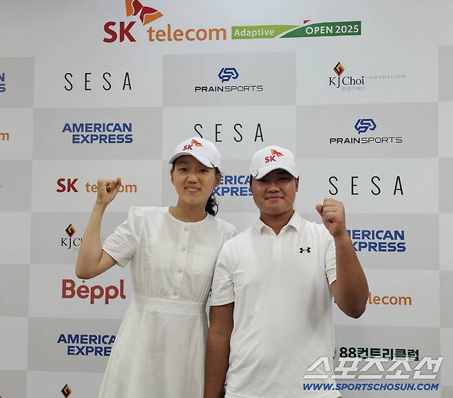 우승자 허도경-준우승자 김선영이 나란히 파이팅 포즈를 취했다. .