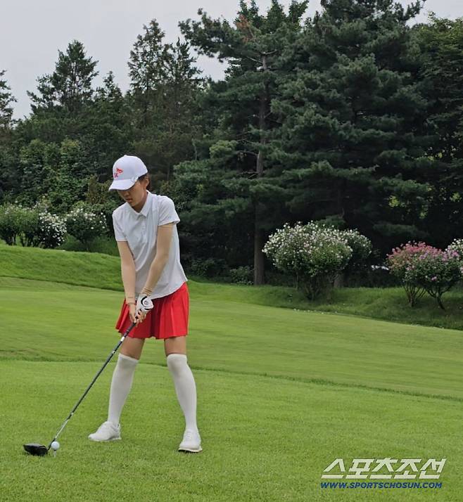 기량이 일취월장하고 있는 발달장애 골프 에이스 김선영, SKT어댑티브 오픈 1~4회 개근생인 김선영은 첫 대회 3위, 2회 대회 준우승, 3회 대회 우승에 이어 이번 대회 73타로 우승자 허도경과 동타를 기록했고 백카운트 방식 순위 결정에 따라 준우승했다. "연장 플레이오프를 해보지 못해 아쉽지만 내 100%를 다했기 때문에 만족한다"며 후배 허도경의 첫 우승을 진심으로 축하했다.
