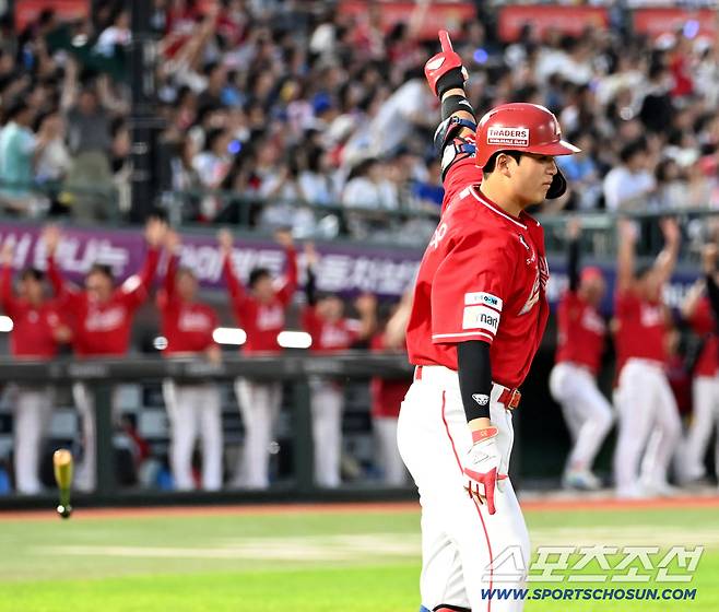 10일 부산 사직야구장에서 열린 SSG와 롯데의 경기, 4회초 2사 1,3루 조형우가 3점홈런을 치고 배트를 내던지며 환호하고 있다. 부산=허상욱 기자wook@sportschosun.com/2025.08.10/