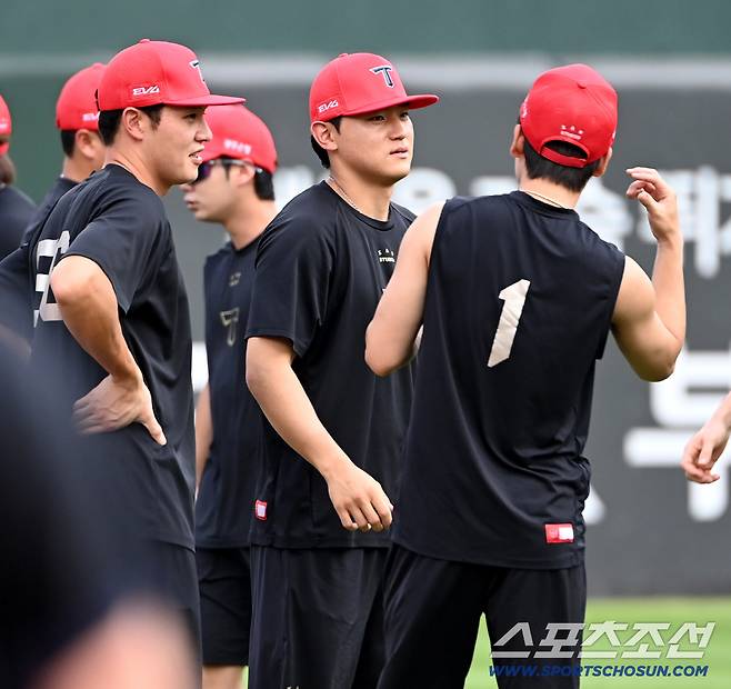 5일 부산 사직야구장에서 열린 KIA와 롯데의 경기, 김도영 오선우 박찬호가 워밍업을 하고 있다. 부산=허상욱 기자wook@sportschosun.com/2025.08.05/