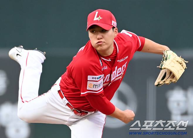 8일 부산 사직야구장에서 열린 SSG와 롯데의 경기, SSG 선발투수 최민준이 역투하고 있다. 부산=허상욱 기자wook@sportschosun.com/2025.08.08/