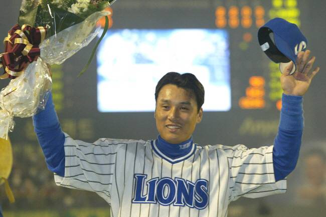 삼성의 이승엽이 56호 아시아신기록 홈런을 날린 후 축하의 꽃다발을 받고 있다. 스포츠조선DB