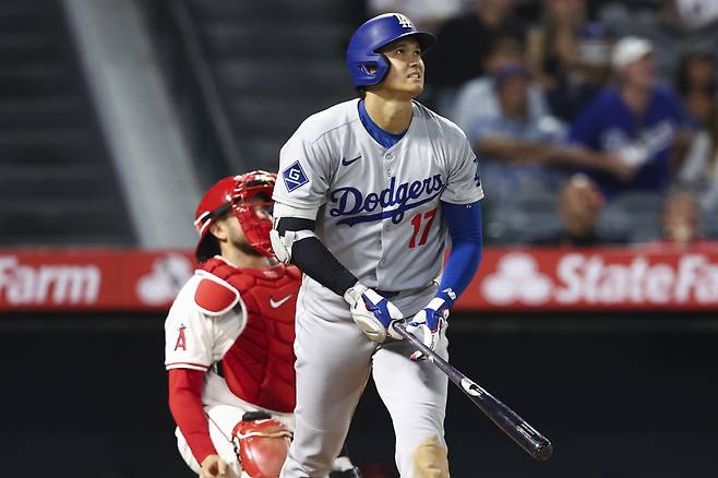 LA 다저스 오타니 쇼헤이가 12일(한국시각) 다저스타디움에서 열린 LA 에인절스전에서 1-7로 뒤진 8회초 우중간 솔로포를 터뜨린 뒤 타구를 바라보고 있다. AP연합뉴스