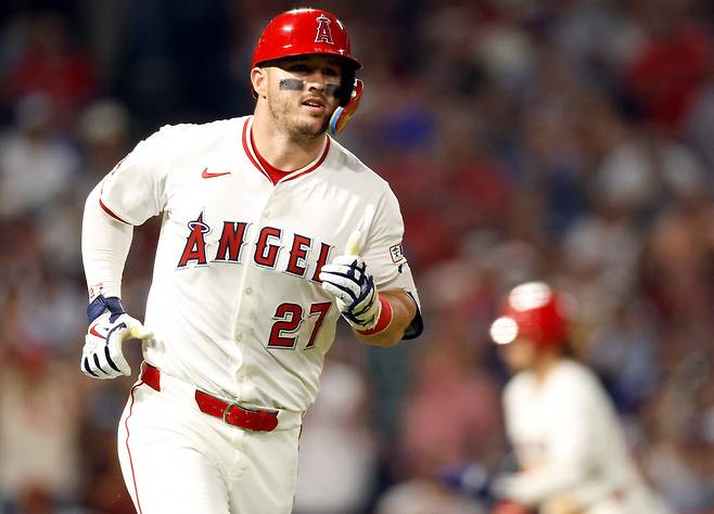 LA 에인절스 마이크 트라웃이 5회 2타점 적시타를 터뜨리고 1루로 달려나가고 있다. AFP연합뉴스