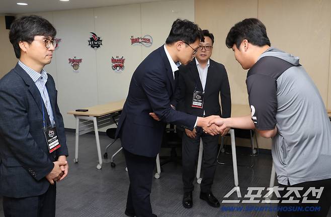TJB대전방송의 김세범 대표이사와 노동현 보도국장, 이지완 국장이 12일 수원 KT위즈파크를 찾아 LG 문보경에게 '틱 발언'에 대해 직접 사과를 했다. 사진제공=LG 트윈스