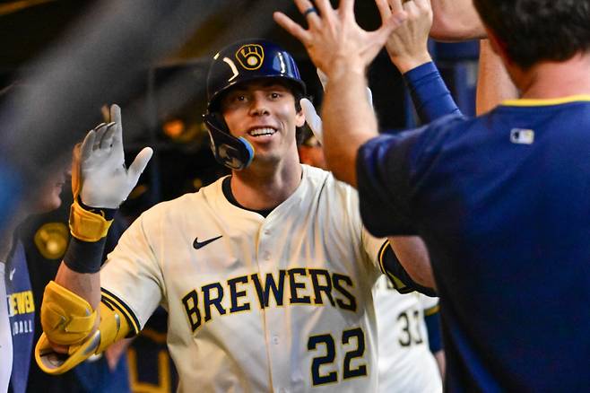 Aug 11, 2025; Milwaukee, Wisconsin, USA; Milwaukee Brewers designated hitter Christian Yelich (22) celebrates after hitting a solo home run in the third inning against the Pittsburgh Pirates at American Family Field. Mandatory Credit: Benny Sieu-Imagn Images







<저작권자(c) 연합뉴스, 무단 전재-재배포, AI 학습 및 활용 금지>