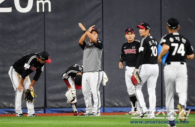 12일 수원KT위즈파크에서 열린 KBO리그 KT 위즈와 LG 트윈스의 경기. 8회말 2사 1,2루 KT 오윤석 타구를 잡기 위해 몸을 던졌던 LG 중견수 박해민이 부상을 당한 뒤 교체되고 있다. 수원=박재만 기자 pjm@sportschosun.com/2025.08.12/