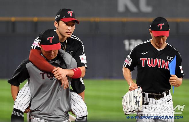 12일 수원KT위즈파크에서 열린 KBO리그 KT 위즈와 LG 트윈스의 경기. 8회말 2사 1,2루 KT 오윤석 타구를 잡기 위해 몸을 던졌던 LG 중견수 박해민이 부상을 당한 뒤 교체되고 있다. 수원=박재만 기자 pjm@sportschosun.com/2025.08.12/