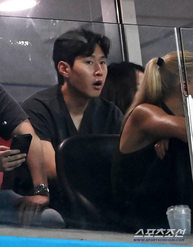 3일 서울월드컵경기장에서 열린 토트넘과 뉴캐슬의 경기, 경기장을 찾은 이강인이 경기를 지켜보고 있다. 상암=허상욱 기자wook@sportschosun.com/2025.08.03/