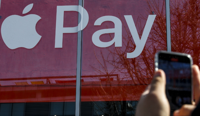 애플페이 사용처가 늘어나는 가운데 신규 카드사의 애플페이 진입 여부에 관심이 쏠리고 있다. /뉴시스