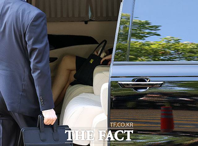 자본시장과 금융투자업에 관한 법률 위반, 정치자금법 위반, 특정범죄 가중처벌 등에 관한 법률 위반(알선수재) 등의 혐의를 받는 윤석열 전 대통령 부인 김건희 씨가 12일 오전 서울 서초구 서울중앙지법에서 열린 구속 전 피의자 심문(영장실질심사)에 출석하고 있다. /사진공동취재단