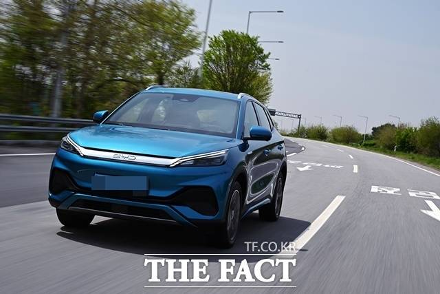 다양한 첨단기술과 편의사양, 가격 경쟁력까지 보유한 BYD '아토 3'가 재조명받고 있다. 아토3 주행 이미지. /BYD코리아