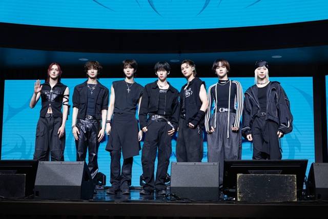 그룹 앰퍼샌드원의 김승모·카이렐·브라이언·나캠든·마카야·윤시윤·최지호(왼쪽부터)가 12일 서울 강서구 스카이아트홀에서 세 번째 미니앨범 'LOUD & PROUD(라우드 앤 프라우드)'의 발매 기념 미디어 쇼케이스를 열고 컴백 활동을 시작했다./FNC엔터테인먼트