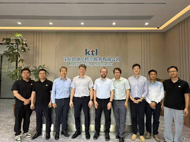 국제표준에 따른 전기차 충전기(IEC 61851-1) 국제공인시험기관(CBTL) 지정 심사를 위해 KTL 중국시험소를 방문한 관계자들이 기념사진을 촬영하고 있다.
