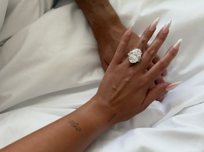 조지나 로드리게스가 크리스티아누 호날두에게 받은 다이아몬트 약혼 반지를 공개했다. 로드리게스 인스타그램