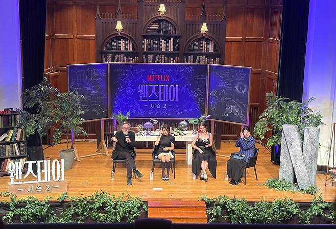 11일 저녁 서울 이화여대 중강당에서 열린 관객과의 만남. '네버모어 아카데미' 교복을 입은 국내 팬들이 자리를 가득 채웠다./김민정 기자