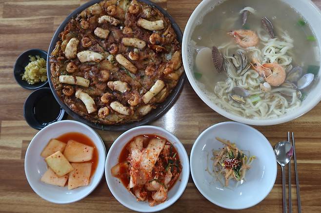 바지락칼국수와 해물파전.