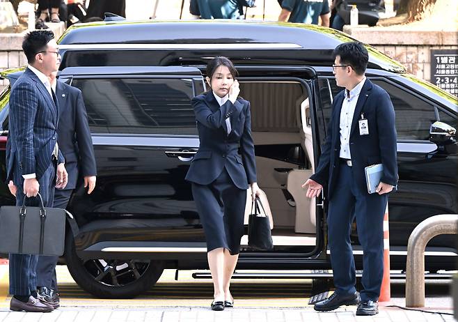 윤석열 전 대통령 부인 김건희 여사가 12일 구속 전 피의자 심문(영장실질심사)을 받기 위해 서울 서초구 서울중앙지법에 도착하고 있다. /사진공동취재단