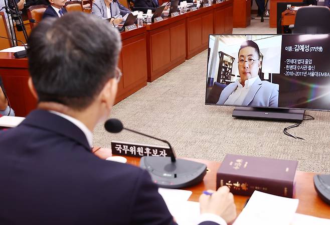 정성호 법무부 장관 후보자가 지난달 16일 오전 서울 여의도 국회 법제사법위원회에서 열린 법무부 장관 후보자 인사청문회에서 김건희 여사의 집사로 알려진 김예성 씨의 사진을 보고 있다. /뉴스1