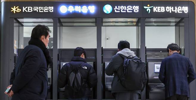 서울 시내에 설치된 시중은행 ATM 기기 모습. /뉴스1
