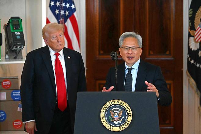 지난 4월 도널드 트럼프 미국 대통령(왼쪽)과 젠슨황 엔비디아 최고경영자(CEO) / AFP=연합