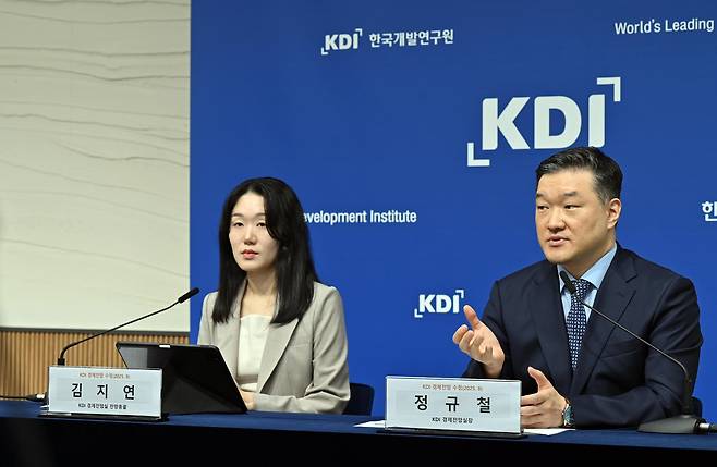 정규철(오른쪽) KDI 경제전망실장이 12일 기획재정부 브리핑룸에서 2025년 8월 수정 경제전망을 발표하고 있다. 왼쪽은 김지연 KDI 경제전망실 전망총괄. /KDI 제공