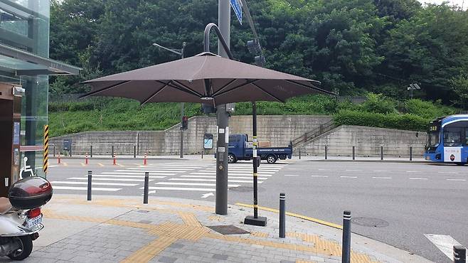 서울 강동구에 설치된 파라솔 형태의 고정형 그늘막 /유병훈 기자