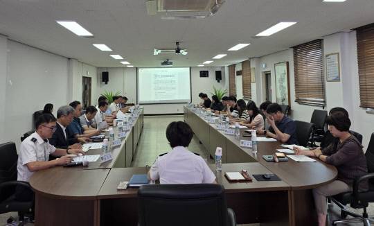 천안서북경찰서 대회의실에서 광복절 푹주, 난폭운전 등에 대한 특별단속 대책회의가 진횅되고 있다. 충남경찰청 제공.