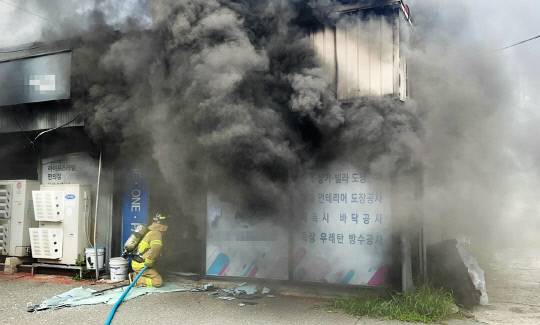 12일 오후 1시 20분께 대전 서구 도마동의 한 오토바이 판매·수리업체에서 불이 난 뒤 인근 점포로 옮겨붙어 출동한 소방대원이 진압에 나서고 있다. 대전소방본부 제공.
