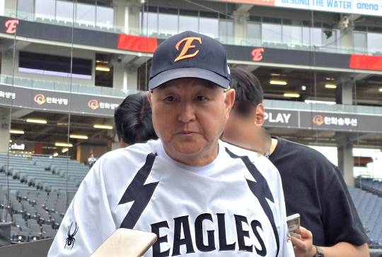 12일 대전 한화생명볼파크에서 2025 신한 SOL Bank KBO리그 롯데 자이언츠와의 시즌 11차전을 앞두고 김경문 한화이글스 감독이 취재진과 인터뷰 하고 있다. 이성현 기자