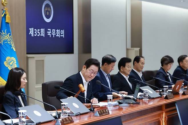 이재명 대통령이 11일 서울 용산 대통령실 청사에서 열린 임시 국무회의에서 의사봉을 두드리며 개회 선언을 하고 있다. ⓒ뉴시스