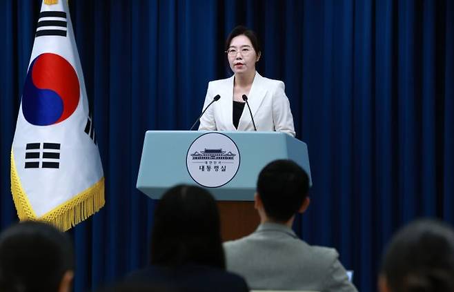 강유정 대변인이 12일 서울 용산 대통령실 청사에서 한미 정상회담 개최 관련 브리핑을 하고 있다.ⓒ뉴시스