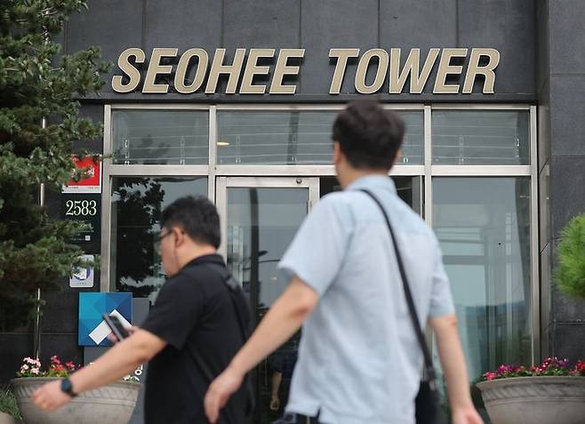 지난 11일 김건희 여사 의혹을 수사하는 민중기 특별검사팀이 '나토 목걸이 의혹'과 관련해 압수수색 중인 서울 서초구 양재동 서희건설 사옥 모습. ⓒ연합뉴스