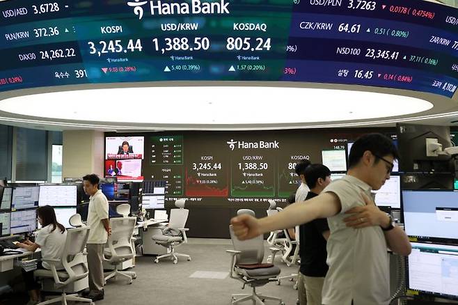 서울 중구 하나은행 딜링룸에서 딜러들이 업무를 보고 있다(자료사진) ⓒ뉴시스