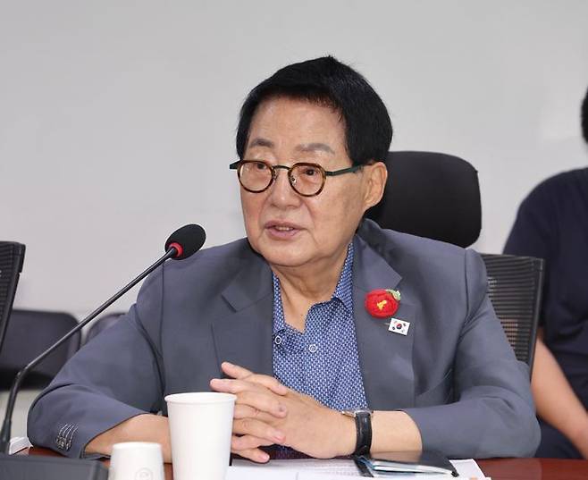 박지원 더불어민주당 의원이 7월 10일 오전 서울 여의도 국회 의원회관에서 열린 '농산물 유통시장의 진단과 대응방안 모색 : 농업혁신포럼 전문가 초청 강연'에서 발언하고 있다. ⓒ뉴시스