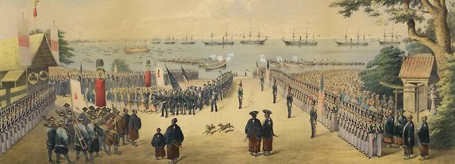 빌헬름 하이네의 그림 ‘매슈 페리 제독의 가나가와 방문’. 1854년 지금의 일본 요코하마에서 이뤄진 미일화친조약 체결 장면을 담고 있다. 함대를 이끌고 나타난 미국 페리 제독의 압력에 체결된 이 조약으로 일본은 나가사키 외에 시모다, 하코다테 두 항구에 외국의 선박이 기항하는 것을 허용했다. 어크로스 제공