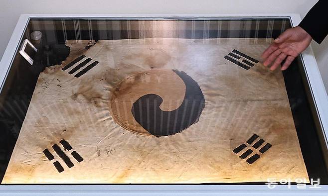 11일 서울 덕수궁 돈덕전에서 열린 ‘빛을 담은 항일유산’ 언론공개회에서 방문객이 일장기를 먹으로 덧칠해 만든 ‘서울 진관사 태극기’를 살펴보고 있다. 양회성 기자 yohan@donga.com