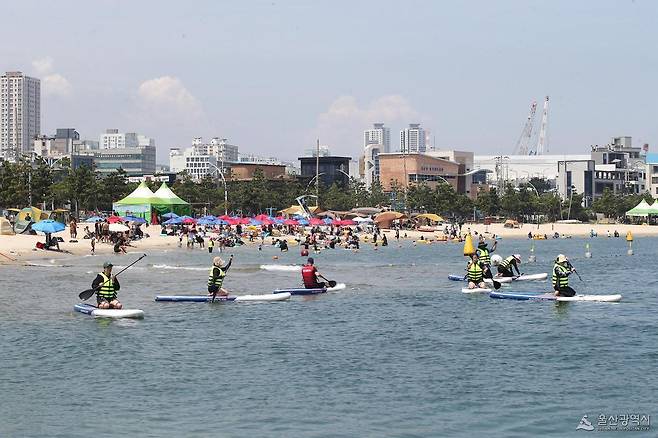 10일 울산 동구 일산해수욕장을 찾은 피서객들이 물놀이와 산책을 즐기며 더위를 식히고 있다. 이곳은 앞으로 사계절 해양레저관광 거점으로 조성될 예정이다. 울산시 제공