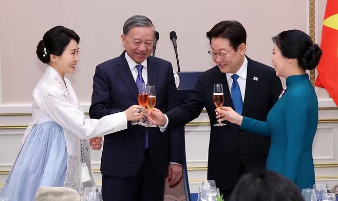 이재명 대통령과 부인 김혜경 여사가 11일 청와대 영빈관에서 열린 국빈만찬에서 또럼 베트남 공산당 서기장(왼쪽에서 두 번째), 부인 응오프엉리 여사(오른쪽)와 건배하고 있다. 대통령사진기자단