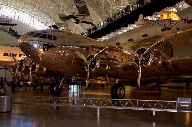 최초로 여압 시스템이 장착된 여객기인 보잉 307 ‘스트라톨라이너’. 1938년 만들어졌다. 사진 출처 위키미디어 커먼스