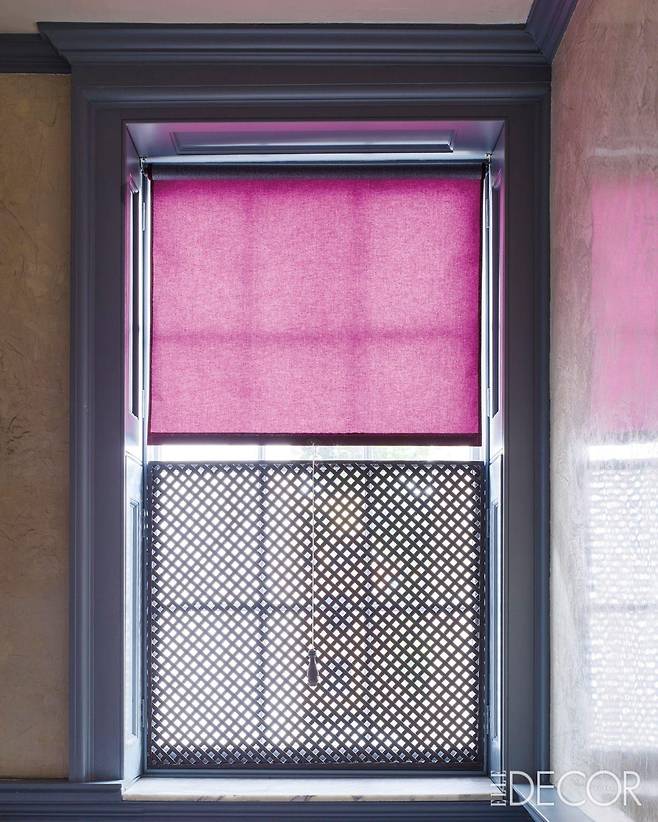 책 표지 천을 사용한 블라인드.