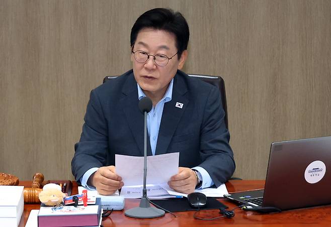 이재명 대통령, 국무회의 주재     (서울=연합뉴스) 한상균 기자 = 이재명 대통령이 12일 서울 용산 대통령실에서 국무회의를 하고 있다.      이 대통령 자리 앞쪽에 광복 80주년 기념 태극기 달기 캠페인 인형 열쇠고리와 네임택이 놓여 있다. 2025.8.12     xyz@yna.co.kr (끝)