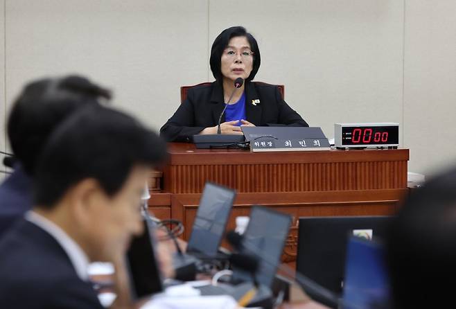 최민희 국회 과학기술정보방송통신위원회 위원장이 지난 6월 26일 오전 서울 여의도 국회에서 열린 과학기술정보방송통신위원회 전체회의를 주재하고 있다. 사진=뉴시스화상