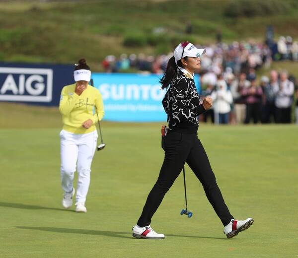 2025년 한국여자프로골프(KLPGA) 투어 메디힐·한국일보 챔피언십에 출전하는 김아림 프로. 사진은 2025년 미국여자프로골프(LPGA) 투어 메이저 골프대회 AIG여자오픈에서 우승 경쟁한 김아림 프로와 야마시타 미유가 최종라운드 챔피언조에서 경기하는 모습이다. 사진제공=Cameron Smith/R&A/R&A via Getty Images