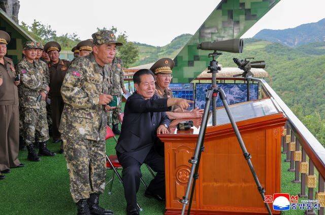 북한의 인민군 대연합부대 관하 전술적 포병 구분대들의 사격훈련경기가 11일 진행됐다고 12일 노동신문이 보도했다. 사격훈련경기엔 박정천 노동당 중앙군사위 부위원장이 현지에서 참관하고 리영길 인민군 총참모장이 동행했다고 신문은 전했다. 김정은 조선노동당 총비서 겸 국무위원장은 사격훈련경기를 참관하지 않았다. 조선중앙통신 연합뉴스