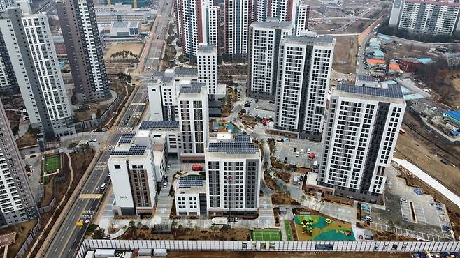 아파트 옥상에 태양광 패널이 설치된 인천 검단새도시 아파트. 한국토지주택공사 제공